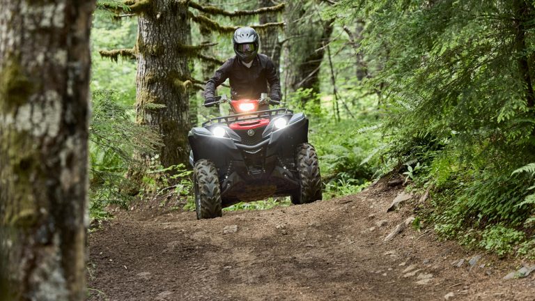 2025-Yamaha-YFM700FWAD-25-EU-Grey_Metallic_Red-Action-005-03