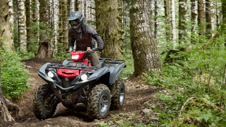 2025-Yamaha-YFM700FWAD-25-EU-Grey_Metallic_Red-Action-006-03