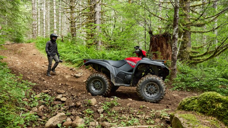 2025-Yamaha-YFM700FWAD-25-EU-Grey_Metallic_Red-Static-001-03