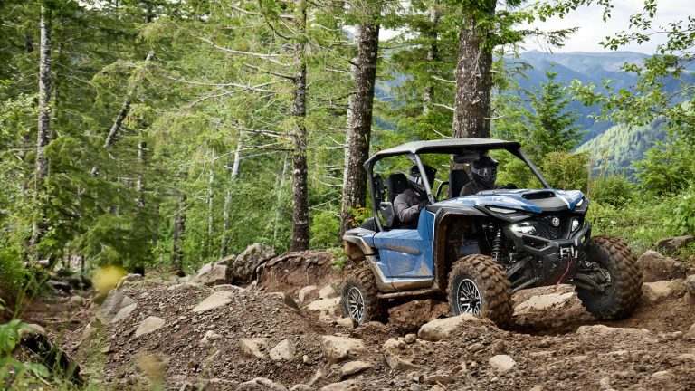 2025-Yamaha-YXE1000EWS-25LE-EU-Dusty_Blue-Action-008-03