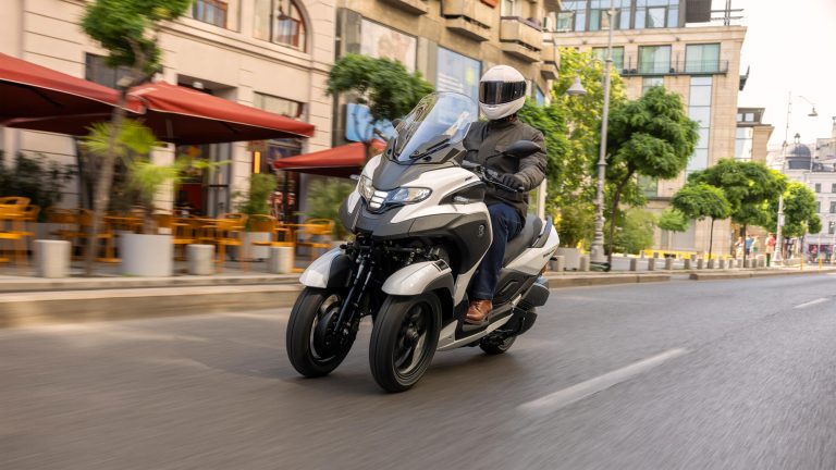 2026-Yamaha-LMW300ABYM-EU-Milky_White-Action-003-03