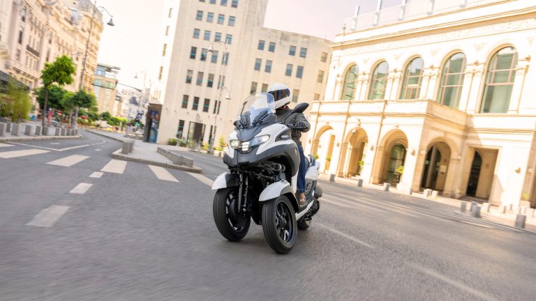 2026-Yamaha-LMW300ABYM-EU-Milky_White-Action-008-03