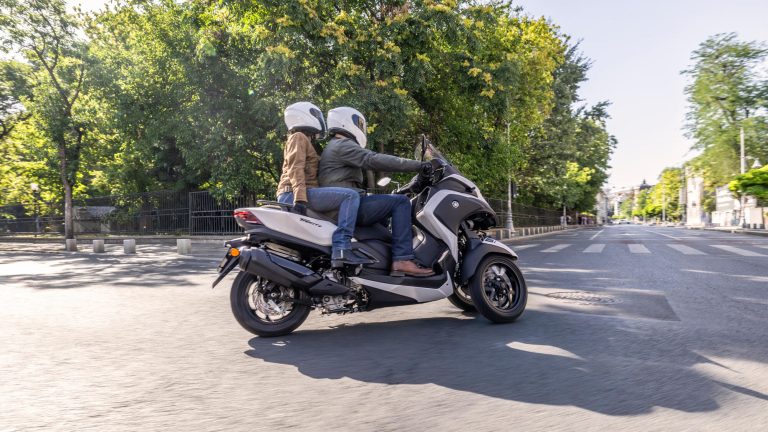 2026-Yamaha-LMW300ABYM-EU-Milky_White-Action-011-03