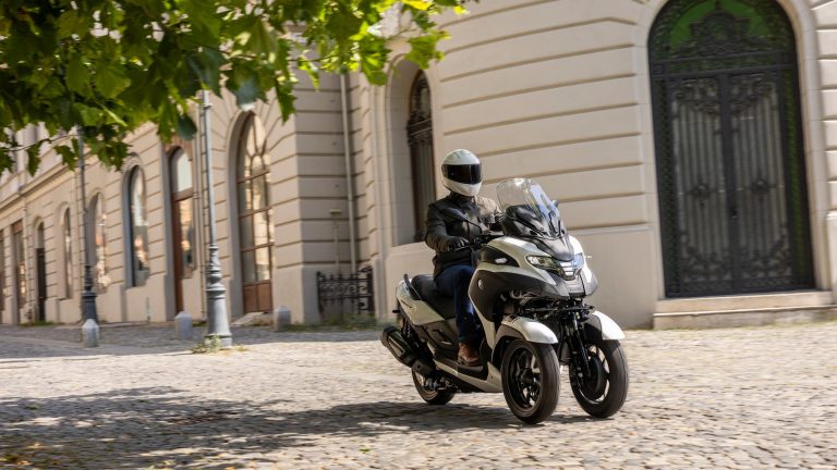 2026-Yamaha-LMW300ABYM-EU-Milky_White-Action-017-03