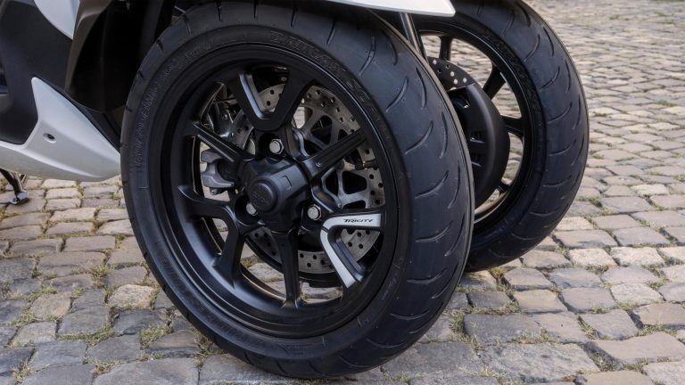 2026-Yamaha-LMW300ABYM-EU-NA-Detail-004-03