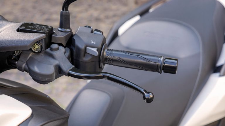 2026-Yamaha-LMW300ABYM-EU-NA-Detail-008-03