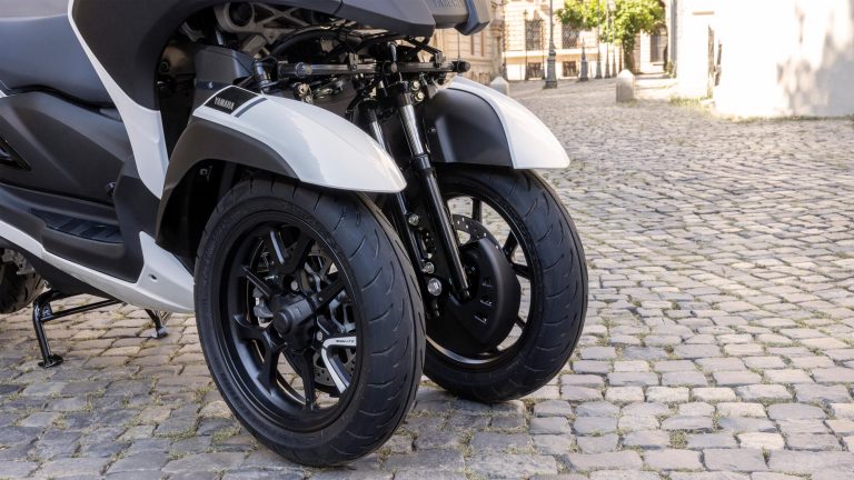 2026-Yamaha-LMW300ABYM-EU-NA-Detail-011-03