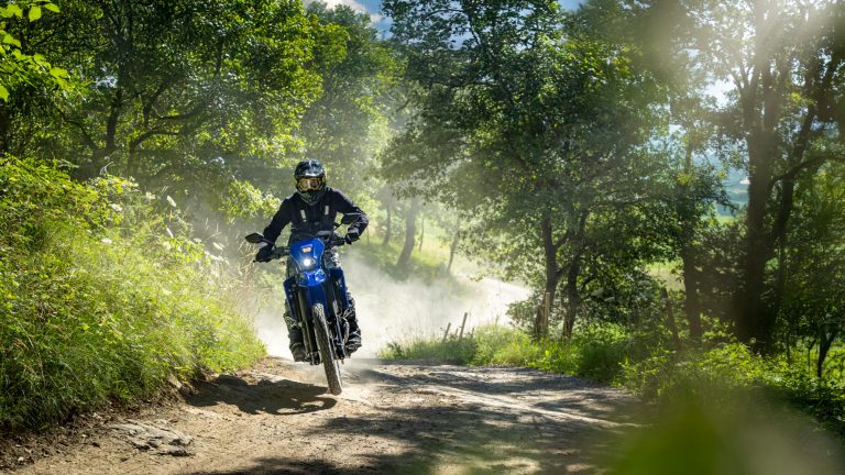 2026-Yamaha-WR125-EU-Icon_Blue-Action-008-03