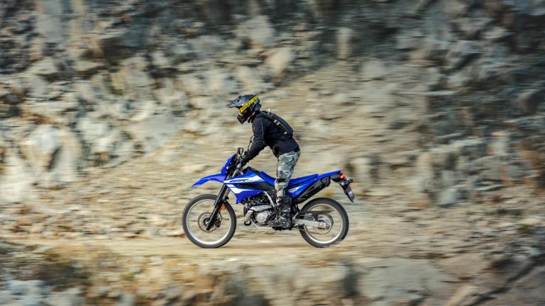 2026-Yamaha-WR125-EU-Icon_Blue-Action-013-03