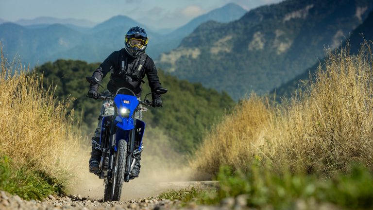 2026-Yamaha-WR125-EU-Icon_Blue-Action-015-03