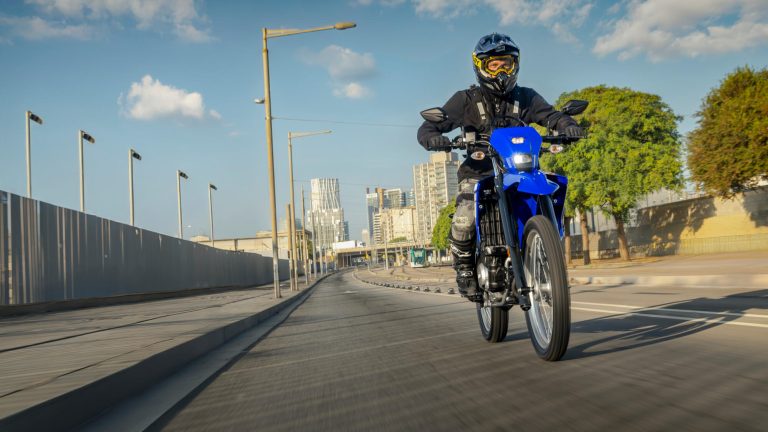 2026-Yamaha-WR125-EU-Icon_Blue-Action-019-03