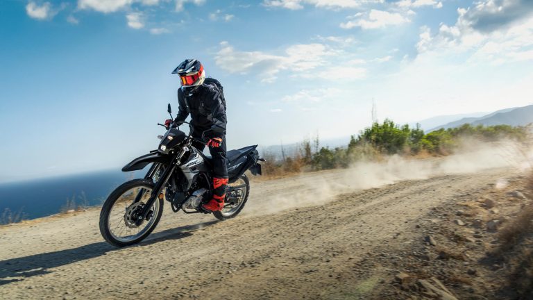 2026-Yamaha-WR125-EU-Yamaha_Black-Action-002-03