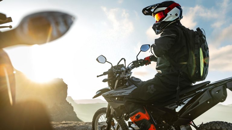 2026-Yamaha-WR125-EU-Yamaha_Black-Static-001-03