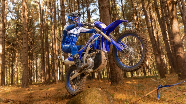 2026-Yamaha-WR250F-EU-Icon_Blue-Action-003-03