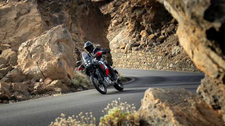 2026-Yamaha-XTZ700D-EU-Redline_White-Action-002-03