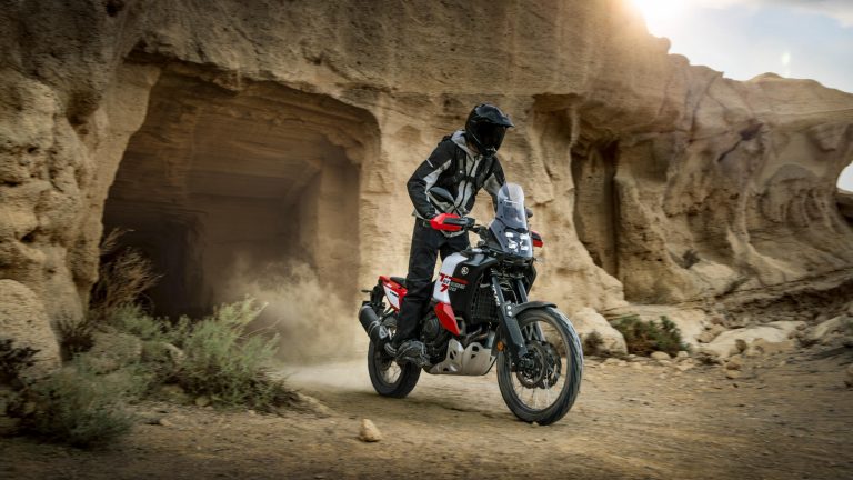 2026-Yamaha-XTZ700D-EU-Redline_White-Action-008-03