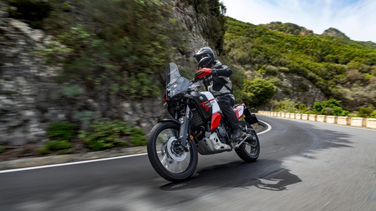 2026-Yamaha-XTZ700D-EU-Redline_White-Action-011-03