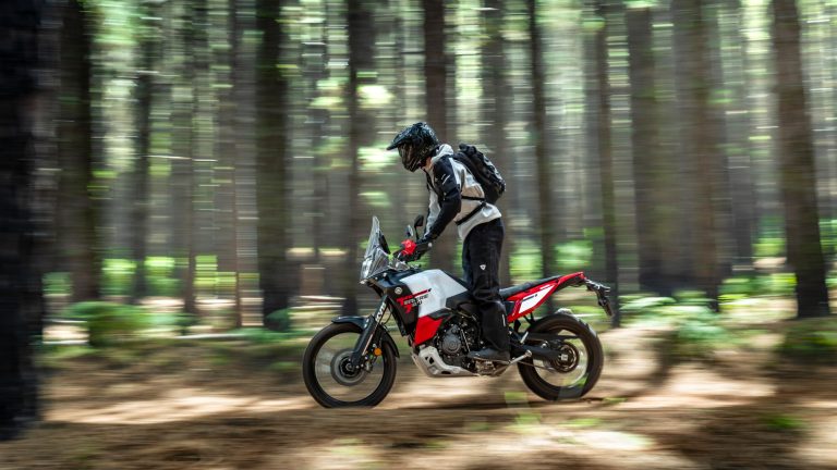 2026-Yamaha-XTZ700D-EU-Redline_White-Action-018-03