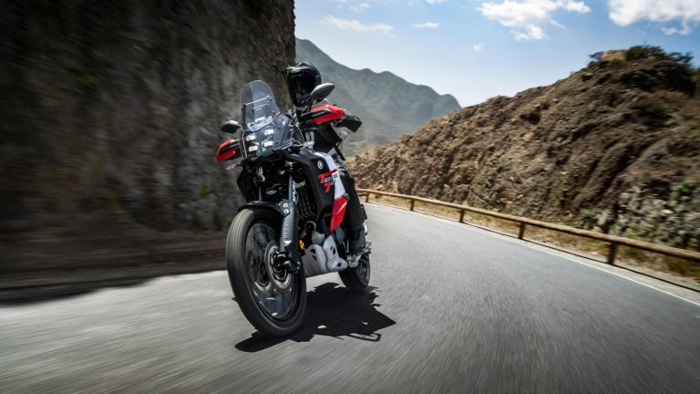 2026-Yamaha-XTZ700D-EU-Redline_White-Action-021-03