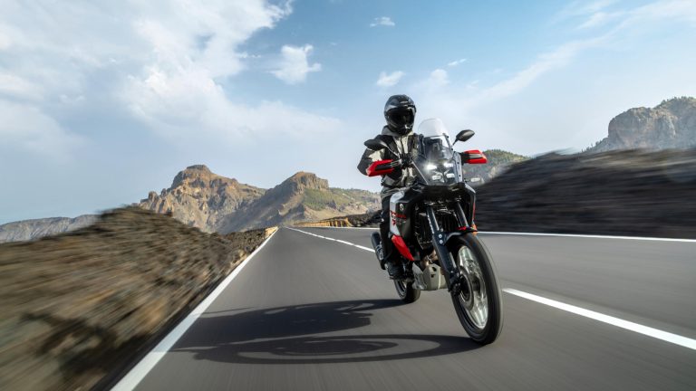 2026-Yamaha-XTZ700D-EU-Redline_White-Action-022-03