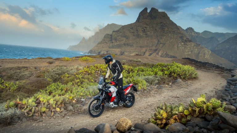 2026-Yamaha-XTZ700D-EU-Redline_White-Action-026-03