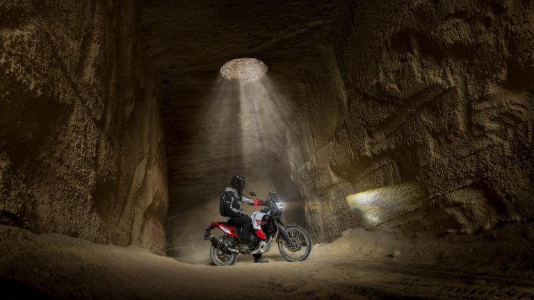 2026-Yamaha-XTZ700D-EU-Redline_White-Static-001-03