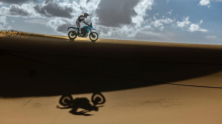 2026-Yamaha-XTZ700SPR-EU-Sky_Blue-Action-009-03