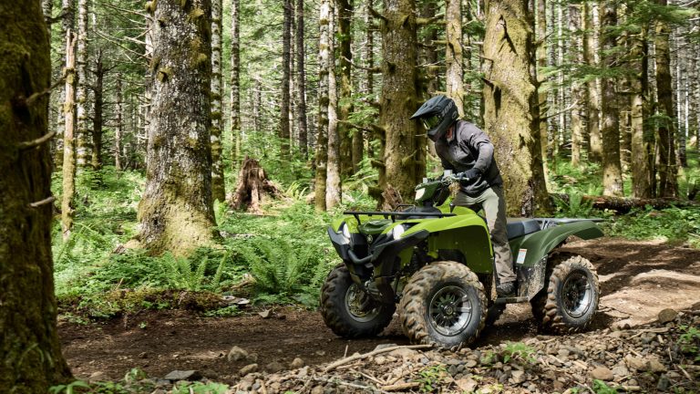 2026-Yamaha-YFM700FWAD-EU-Tactical_Green___Acid_Green-Action-002-03
