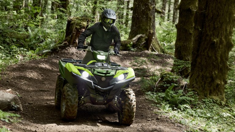 2026-Yamaha-YFM700FWAD-EU-Tactical_Green___Acid_Green-Action-003-03