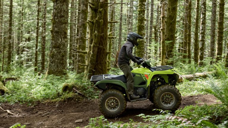 2026-Yamaha-YFM700FWAD-EU-Tactical_Green___Acid_Green-Action-004-03