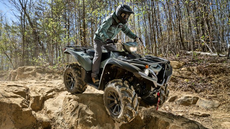 2026-Yamaha-YFM700FWAD-X-EU-Moss_Grey___Tactical_Black-Action-001-03