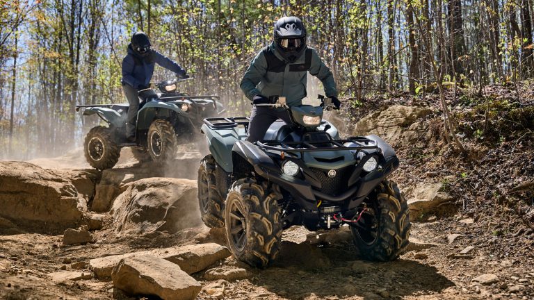 2026-Yamaha-YFM700FWAD-X-EU-Moss_Grey___Tactical_Black-Action-005-03