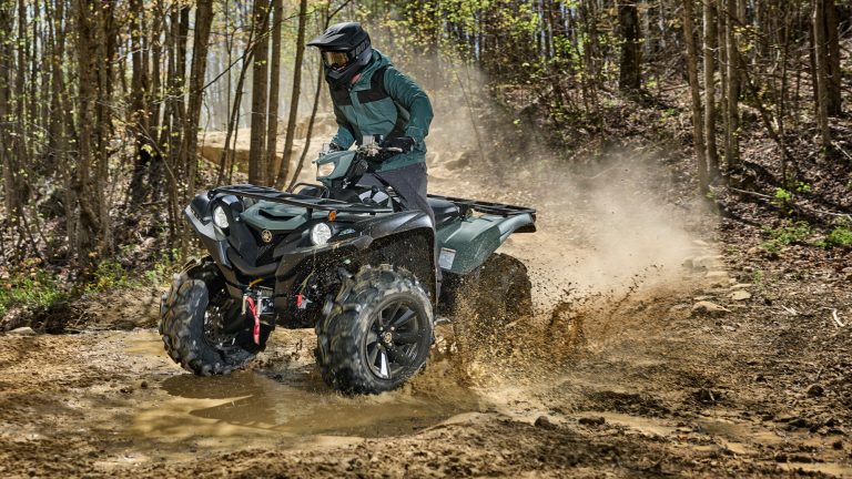 2026-Yamaha-YFM700FWAD-X-EU-Moss_Grey___Tactical_Black-Action-006-03