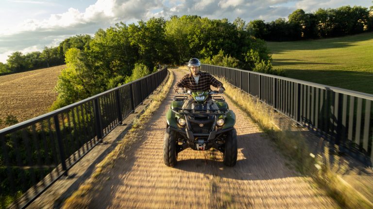 2026-Yamaha-YFM700FWBD-EU-Olive_Green-Action-007-03