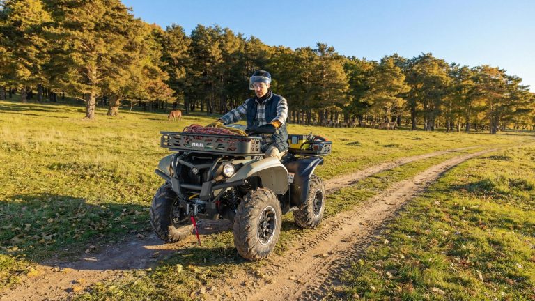 2026-Yamaha-YFM700FWBD-S-EU-Desert_Tan_Midnight_Blue-Action-010-03