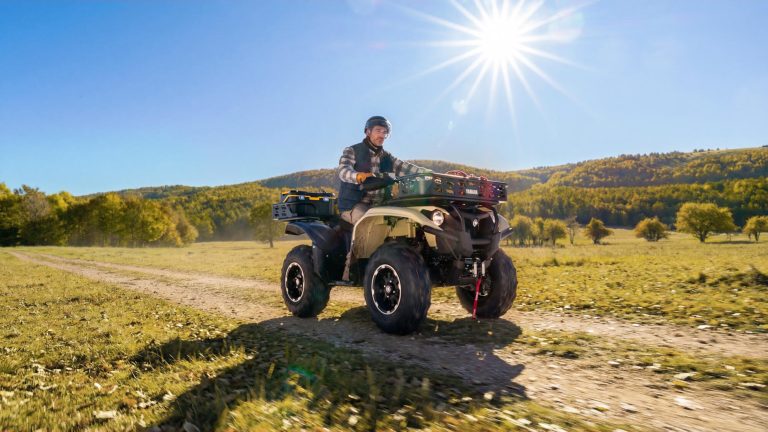 2026-Yamaha-YFM700FWBD-S-EU-Desert_Tan_Midnight_Blue-Action-011-03