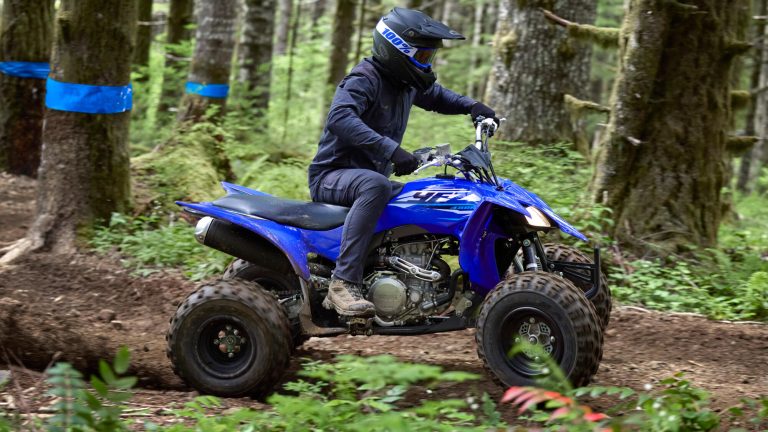 2026-Yamaha-YFZ450R-EU-Racing_Blue-Action-005-03