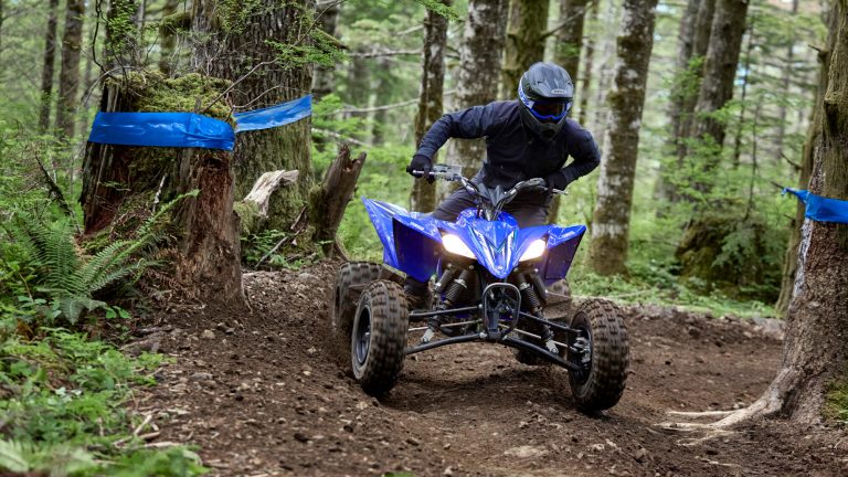 2026-Yamaha-YFZ450R-EU-Racing_Blue-Action-006-03