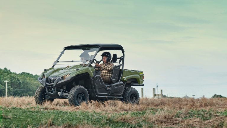 2026-Yamaha-YXM700E-EU-EU-Olive_Green-Action-002-03