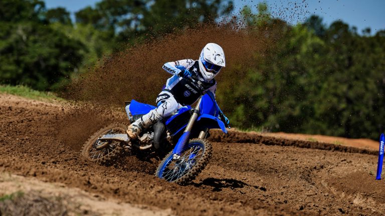 2026-Yamaha-YZ125LC-EU-Icon_Blue-Action-001-03