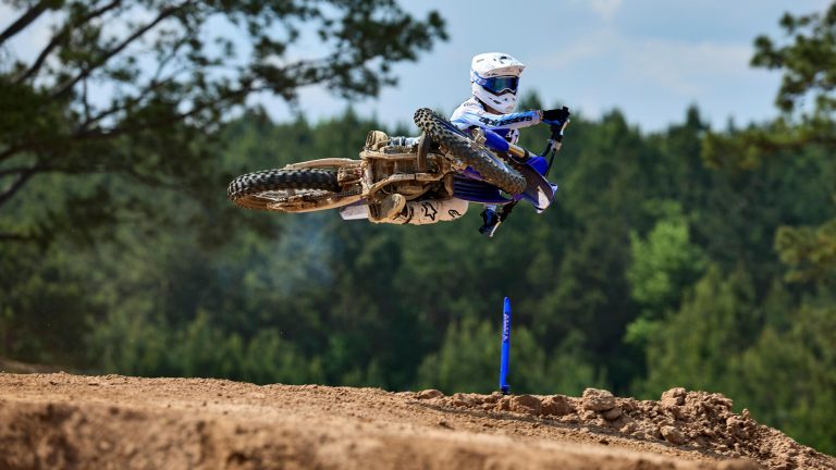 2026-Yamaha-YZ125LC-EU-Icon_Blue-Action-003-03