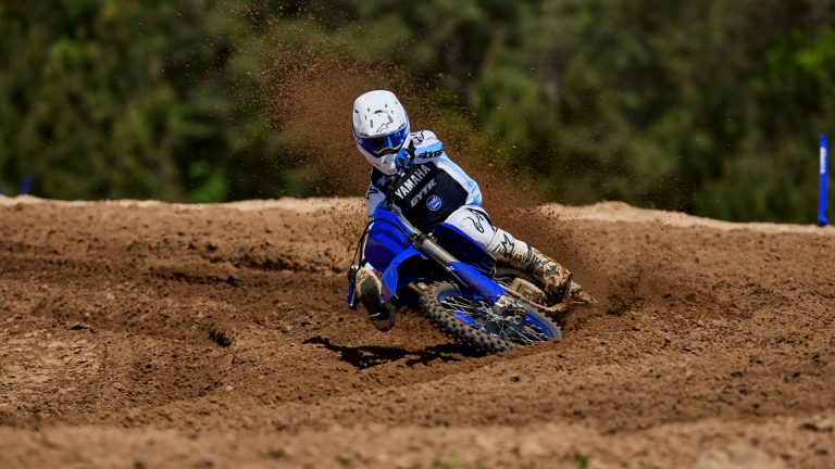 2026-Yamaha-YZ125LC-EU-Icon_Blue-Action-009-03