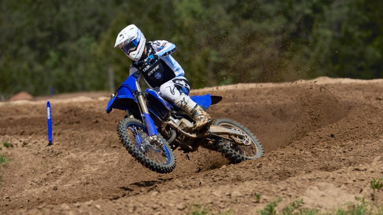 2026-Yamaha-YZ125LC-EU-Icon_Blue-Action-013-03