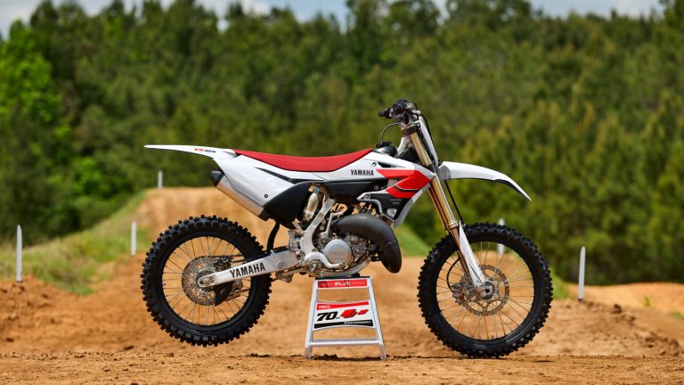 2026-Yamaha-YZ125LCSV-EU-Anniversary_White-Static-002-03