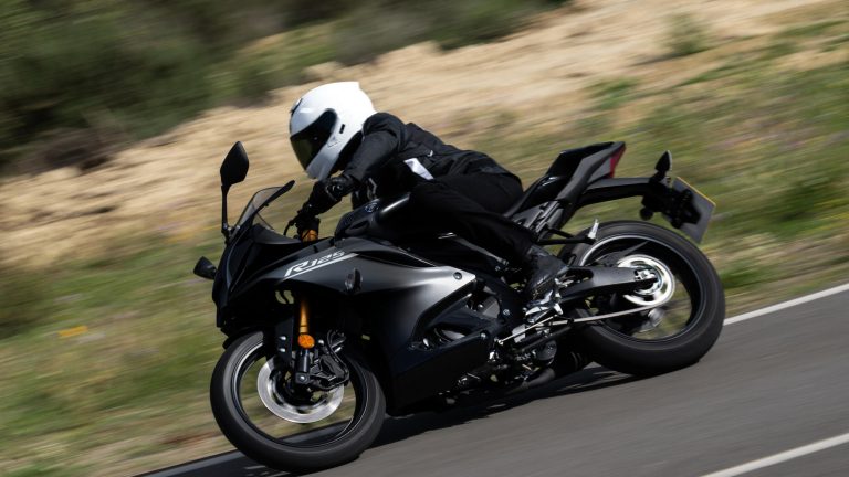 2026-Yamaha-YZF-R125A-EU-Tech_Black-Action-001-03