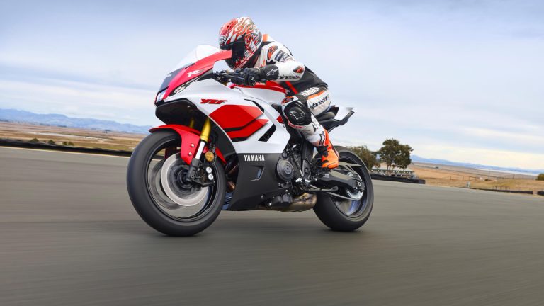 2026-Yamaha-YZF700R7-EU-Anniversary_White-Action-001-03