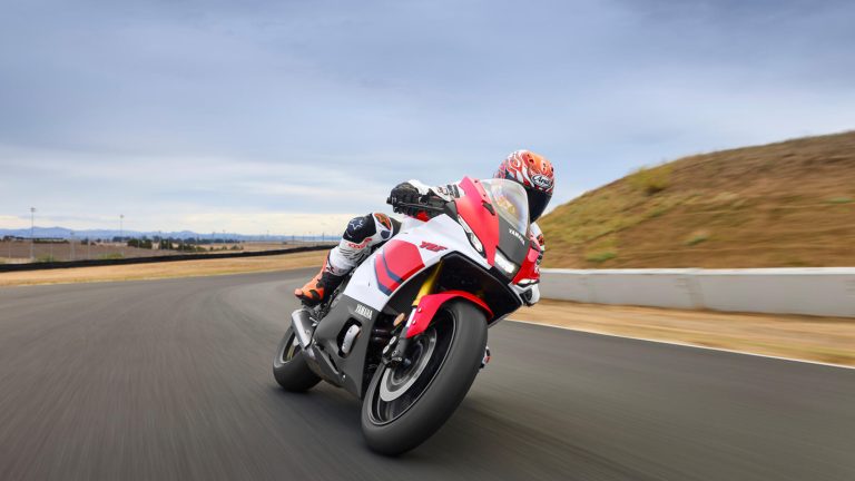 2026-Yamaha-YZF700R7-EU-Anniversary_White-Action-004-03