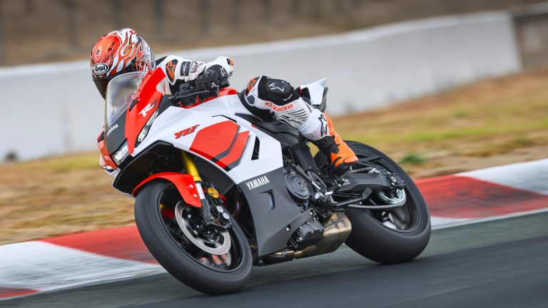 2026-Yamaha-YZF700R7-EU-Anniversary_White-Action-005-03