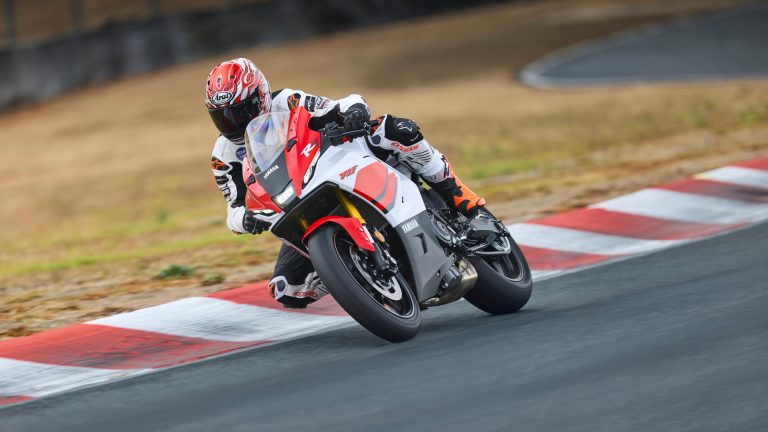 2026-Yamaha-YZF700R7-EU-Anniversary_White-Action-006-03