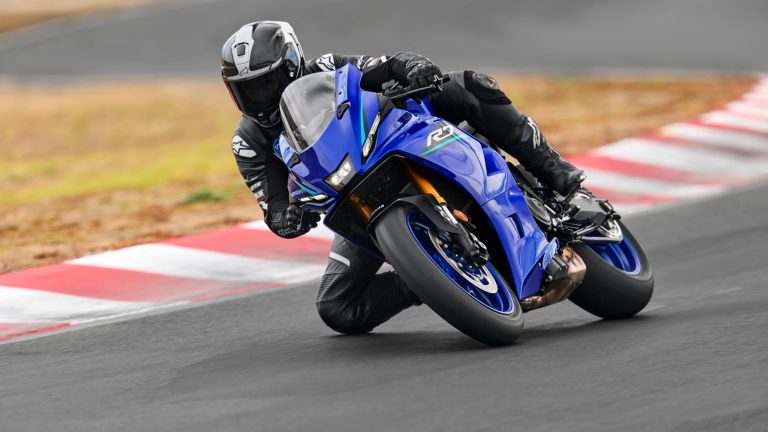 2026-Yamaha-YZF700R7-EU-Icon_Blue-Action-002-03